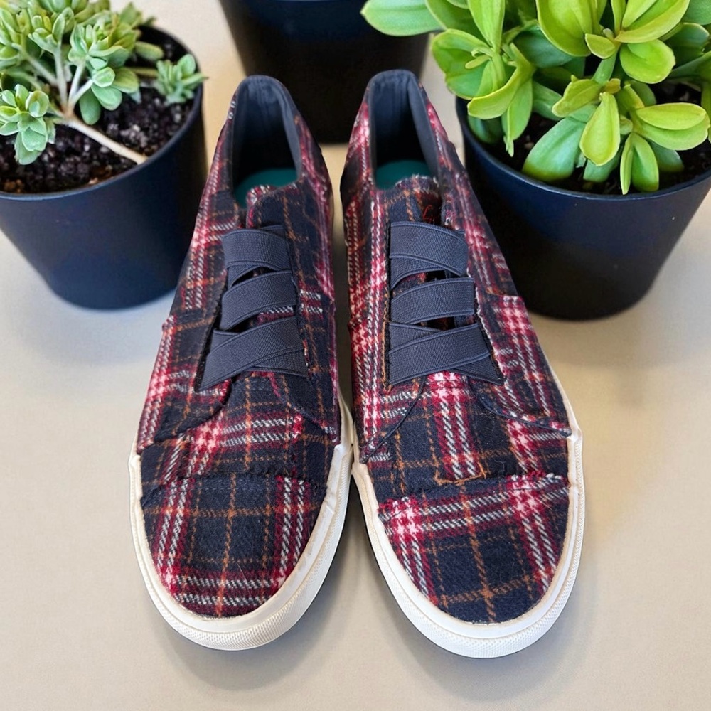 Blowfish Malibu Navy & Red Plaid slip-on Sneakers. Women’s Size 11